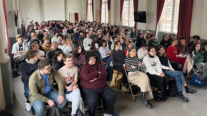 Etudiants de l'école de cinéma ESEC pendant la masterclass de Quentin Dupieux